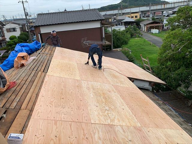 葺き替えで野地板の増し張り