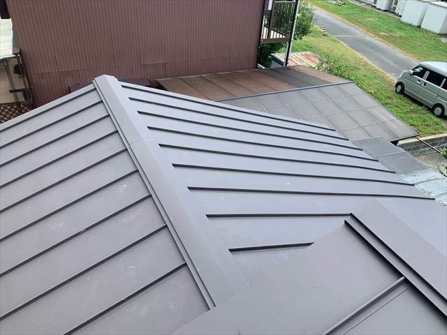 立平葺きで葺き替えた金属屋根
