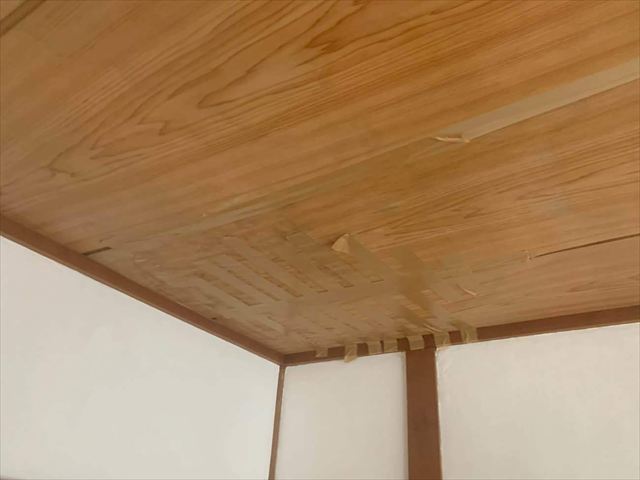 雨漏りの応急処置で天井に貼ったガムテープ