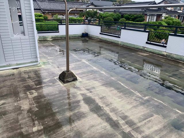 劣化したルーフバルコニーの床面