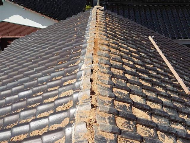 棟瓦を撤去した瓦屋根
