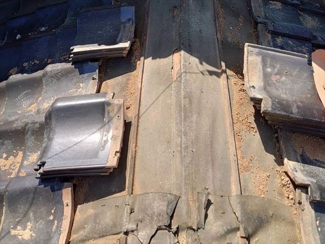 棟瓦の下の劣化したルーフィング（防水紙）