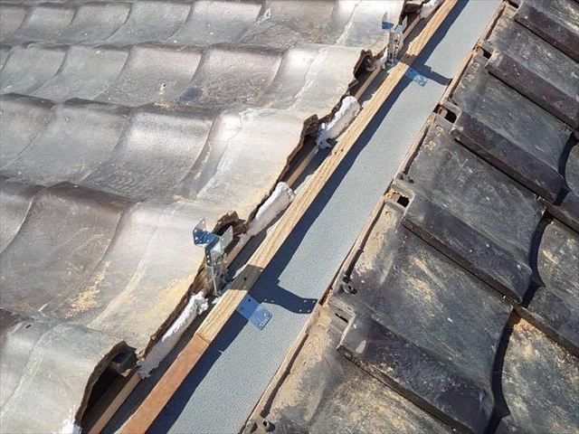 棟瓦の取り直し工事での棟金具