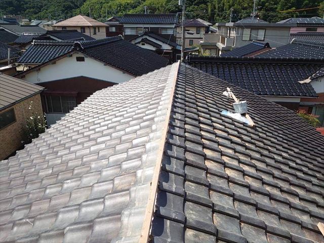 棟瓦の取り直し工事で棟金具に芯材を取り付け