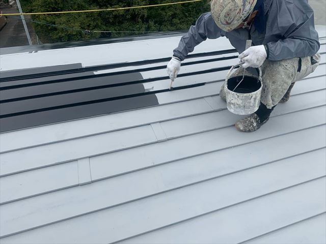 屋根塗装の中塗り