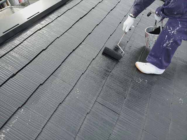 スレート屋根の中塗り