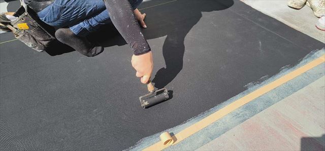 防水工事でシートと下地の間の空気を除去