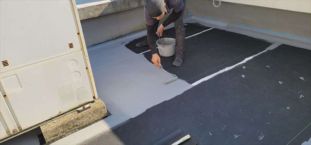 シート防水にトップコート塗布