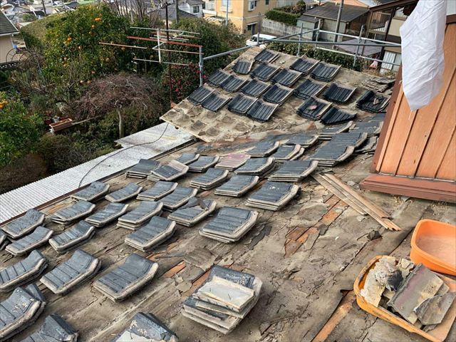 既存の屋根材を撤去