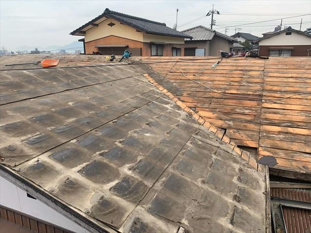 劣化した防水紙とバラ板の野地板