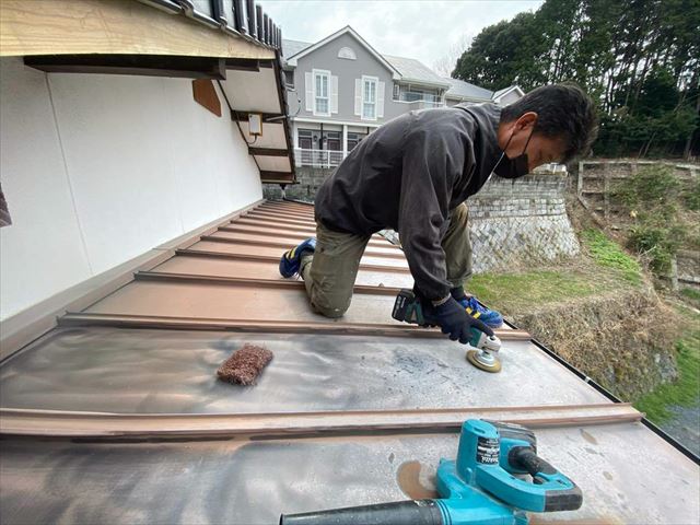 金属部分のケレン作業