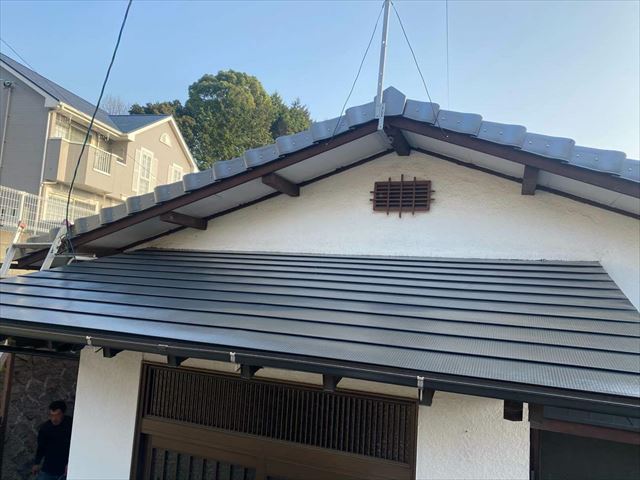 塗装後の玄関の庇