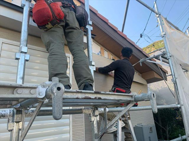 新しい外壁材（金属サイディング）を張る