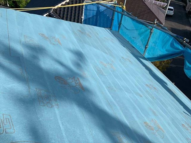 屋根カバー工事でルーフィングの敷設