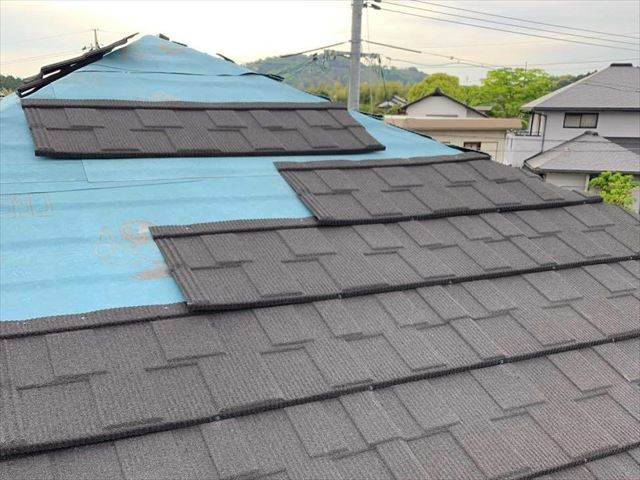 屋根カバー工事で屋根材の施工