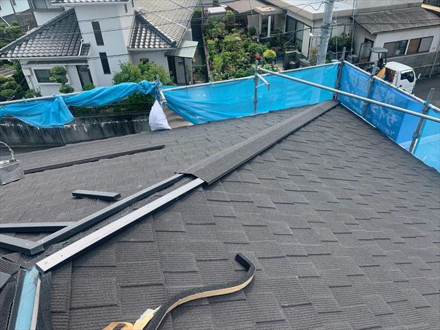 屋根カバー工事で棟板金の取り付け