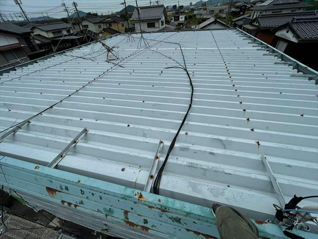色褪せた折板屋根