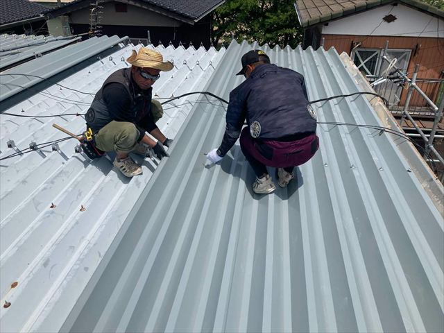 新しい折板屋根材の施工