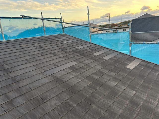 色褪せ・黒ずみの発生したスレート屋根