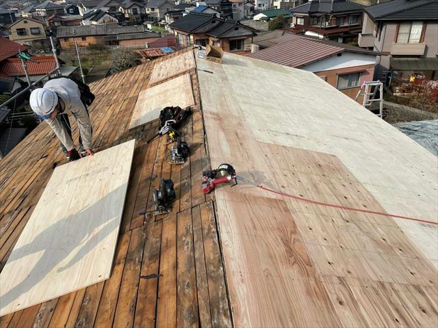 劣化した野地板を増し張りで補強