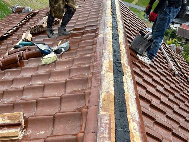 南蛮漆喰で棟瓦の設置