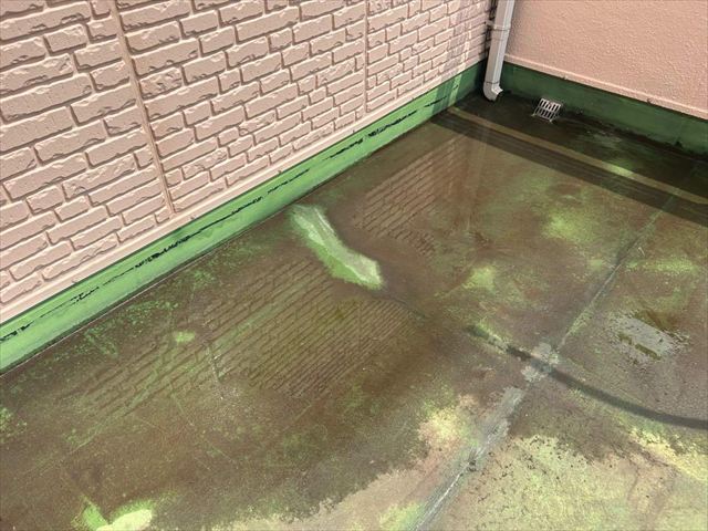 雨水の残ったルーフバルコニーのドレン廻り