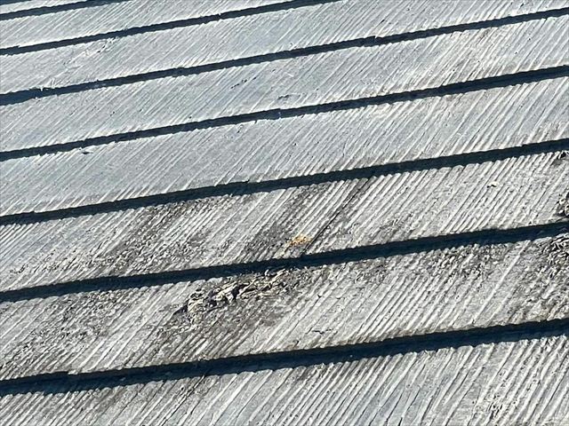 スレート屋根の塗膜の剥がれ