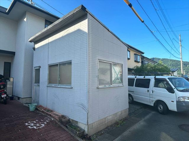 片流れ屋根の倉庫