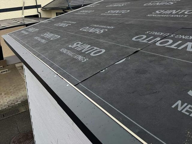 軒先に板金を取り付け