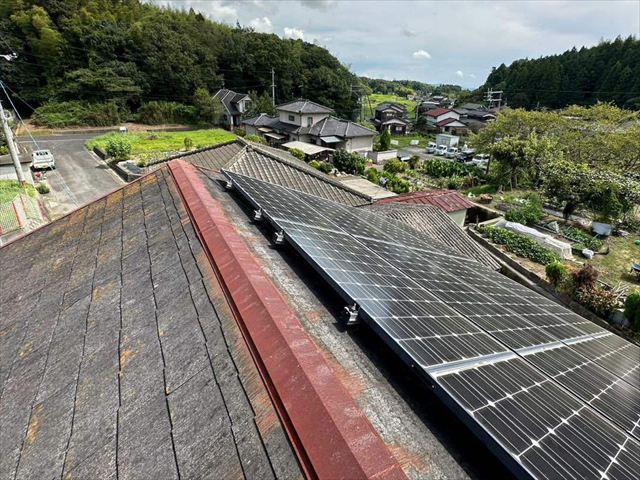 太陽光発電パネルのある劣化したスレート屋根