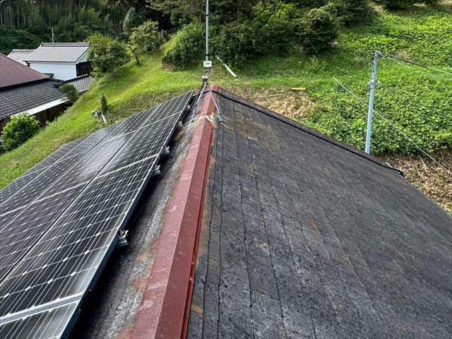 太陽光発電パネルのある劣化したスレート屋根