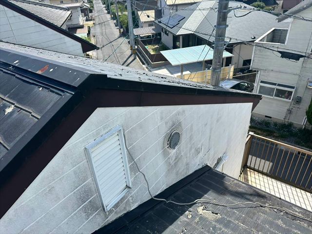 塗膜の剥がれたスレート屋根と劣化した外壁