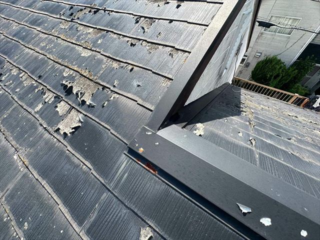 スレート屋根の棟板金の塗膜の剥がれと錆