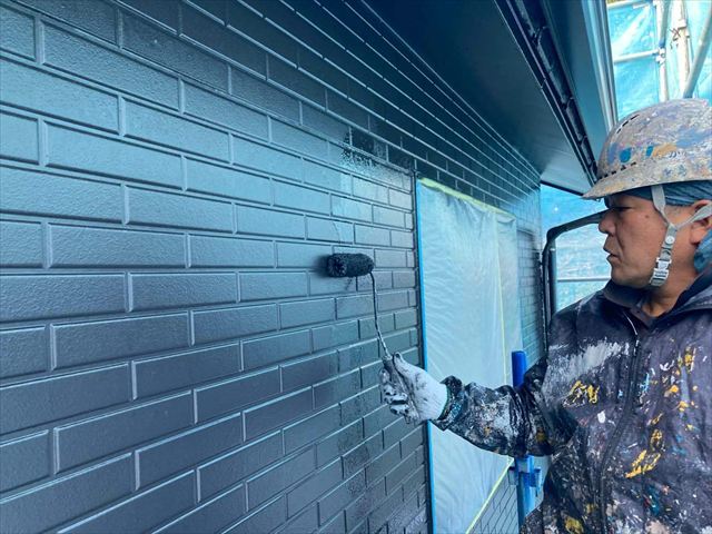 外壁にローラーで塗装