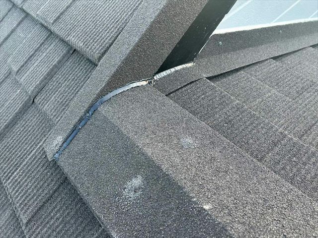 コーキングで防水処理をした板金