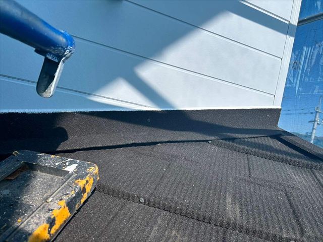 コーキングで防水処理をした板金