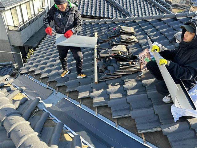 新しいステンレス製の谷樋の設置