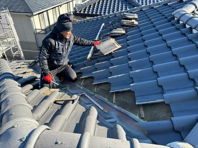 谷樋周辺の瓦を撤去