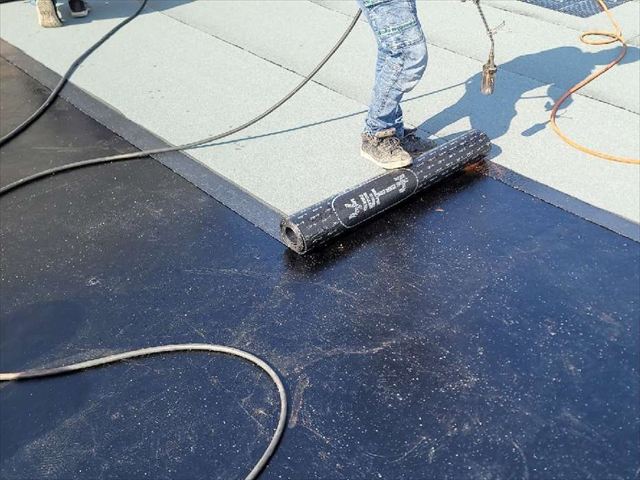 改質アスファルト防水のトーチ工法で防水層を施工