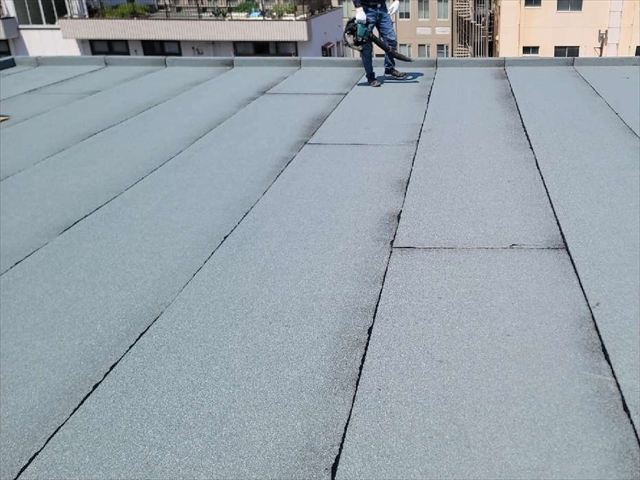 改質アスファルト防水のトーチ工法で防水層を施工