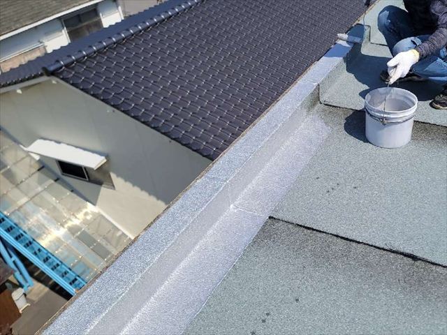 屋上防水のトップコート塗布