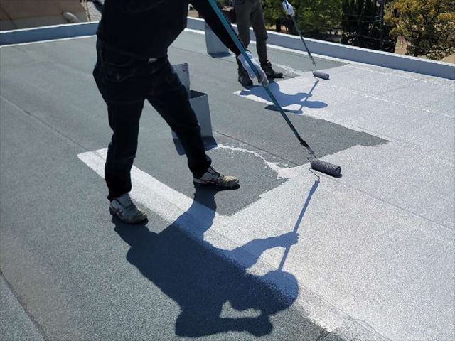 屋上防水のトップコート塗布