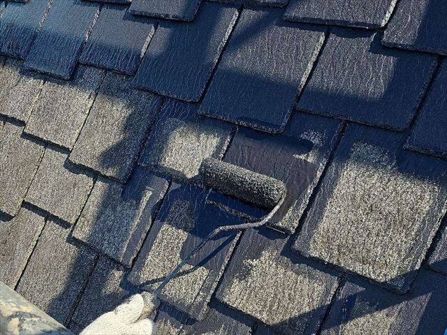 屋根塗装の中塗りの様子