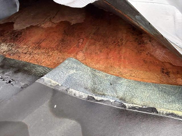 ビル屋上のシートの剥がれ