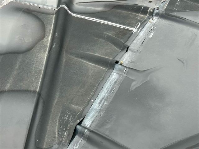 ビル屋上のシートの剥がれ