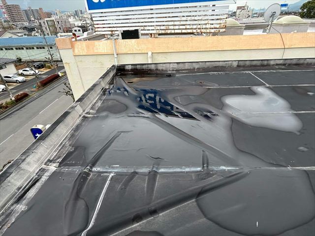 ビル屋上のシートの浮き