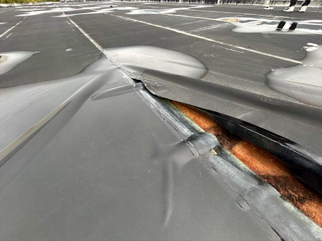 ビル屋上のシートの剥がれ