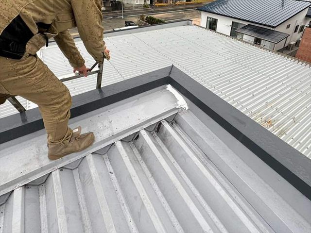 折板屋根の雨漏りの応急処置の跡