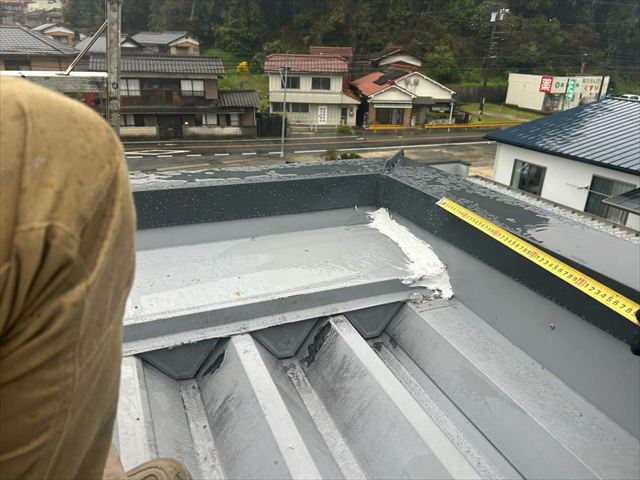 雨漏りをコーキングで応急処置