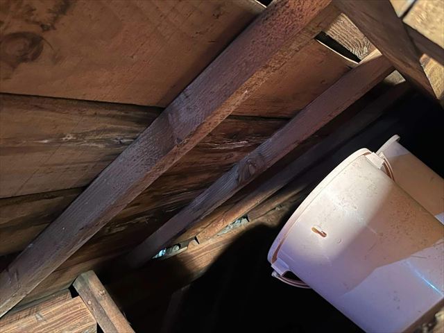 雨漏りの応急処置で屋根裏（小屋裏）に置いたバケツ